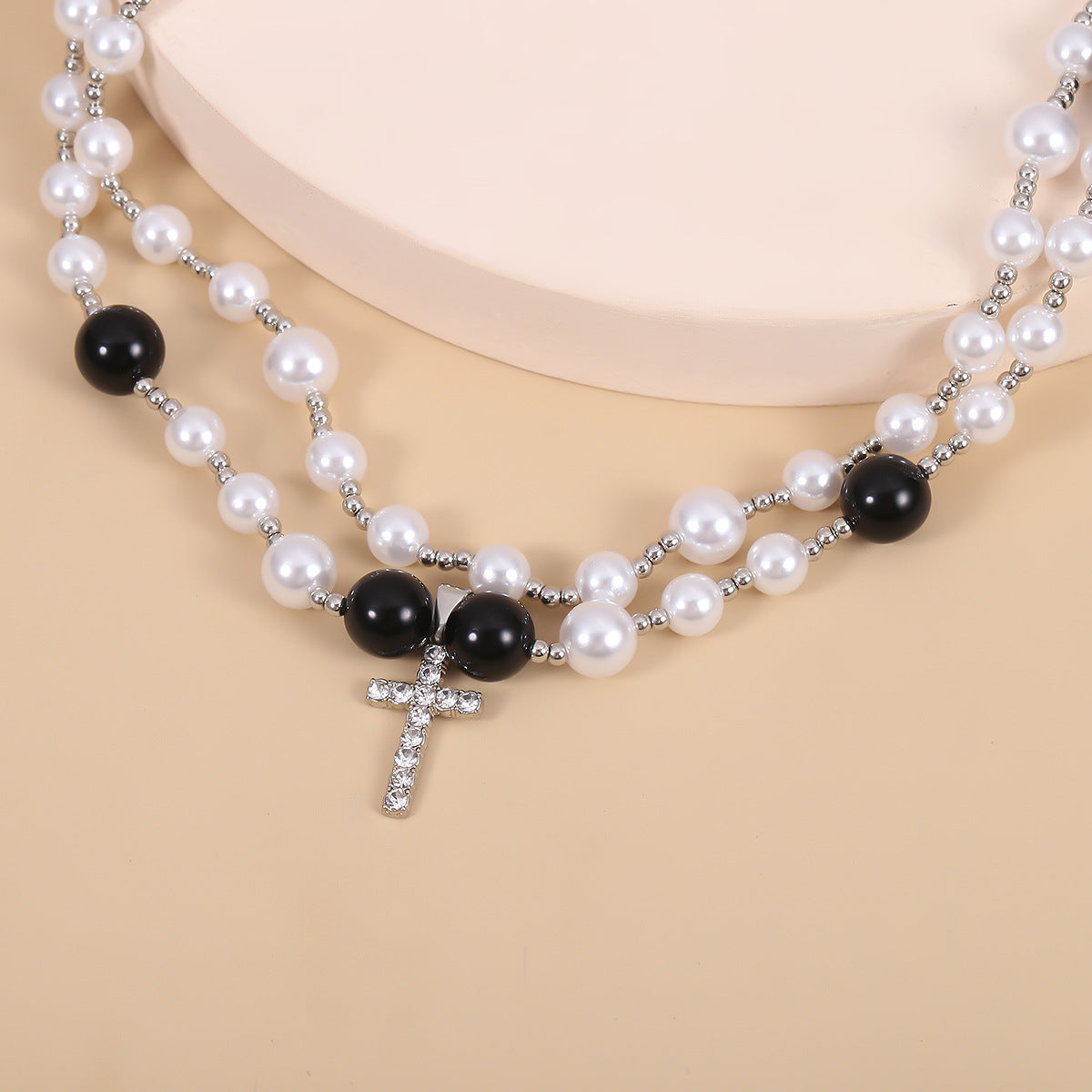 Pearl necklace with cross pendant